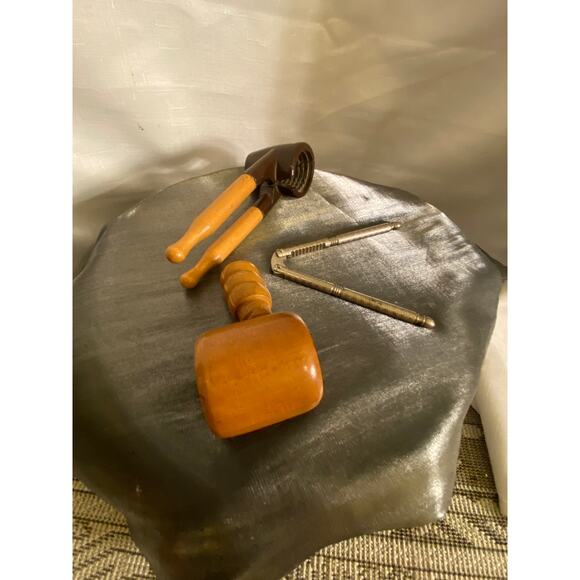 Set of 3 Vintage Nut Cracker Tools All Different, vice, screw and classic VGUC - Picture 6 of 16